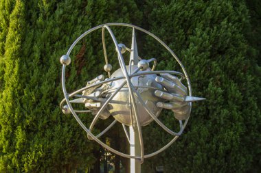 Rusya, Soçi, Ekim 2019: Çernobil kazasını tasfiye edenlerin başarısının anısına heykel