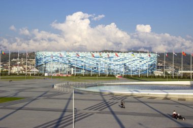 Rusya, Soçi, Ekim 2019: Park (köy) 2014 Kış Olimpiyatları 'nın ana mekanlarından biri. Buzdağı kış sporları sarayı, buz arenası, artistik patinaj ve kısa yol için antrenman pisti.