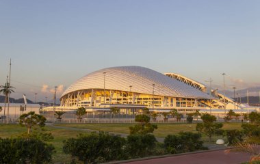 Rusya, Soçi, Ekim 2019: Olimpiyat Parkı (köy) 2014 Kış Olimpiyatları 'nın ana mekanlarından biridir. Fisht futbol stadyumu. Bu isim, Kafkasya 'nın en yüksek tepesinden geliyor.
