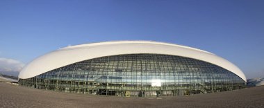 Rusya, Sochi, Ekim 2019: 2014 Kış Olimpiyatları 'nın ana mekanlarından birini park edin. Bolşoy Spor Sarayı, çok amaçlı bir kompleks, hokey stadyumu. Mimari, donmuş bir damlaya benzer.