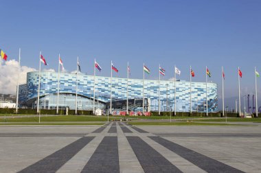 Rusya, Soçi, Ekim 2019: Park (köy) 2014 Kış Olimpiyatları 'nın ana mekanlarından biri. Buzdağı kış sporları sarayı, buz arenası, artistik patinaj ve kısa yol için antrenman pisti.