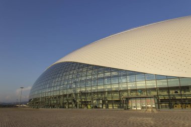 Rusya, Sochi, Ekim 2019: 2014 Kış Olimpiyatları 'nın ana mekanlarından birini park edin. Bolşoy Spor Sarayı, çok amaçlı bir kompleks, hokey stadyumu. Mimari, donmuş bir damlaya benzer..