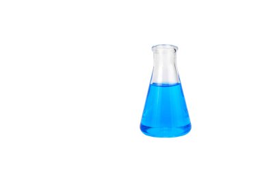Beyaz arka planda sıvı bulunan laboratuvar camları. Mavi reaksiyonlu cam kimyasal matara. Kimya laboratuarlarında kullanılan cam teknik gemi. Erlenmeyer matarası trimetrik analizde kullanılır.