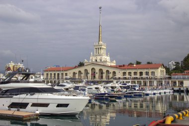 Rusya, Soçi, Ekim 2019: Liman kompleksi merkez bölgede. Karadeniz 'de yat parkı