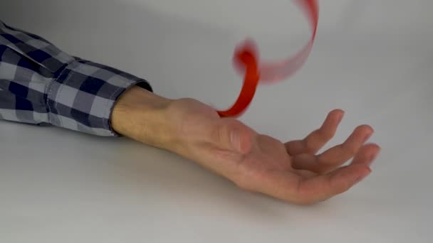 Rote Schleife Der Hand Eines Mannes Auf Weißem Hintergrund Sensibilisierung — Stockvideo