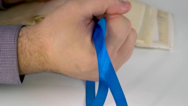 Dunkelblaues Awareness Ribbon Der Handfläche Auf Blauem Denim Mit Copyspace — Stockvideo