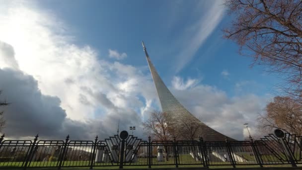 Rusia Moscú Octubre 2019 Monumento Los Conquistadores Del Espacio Establecido — Vídeos de Stock