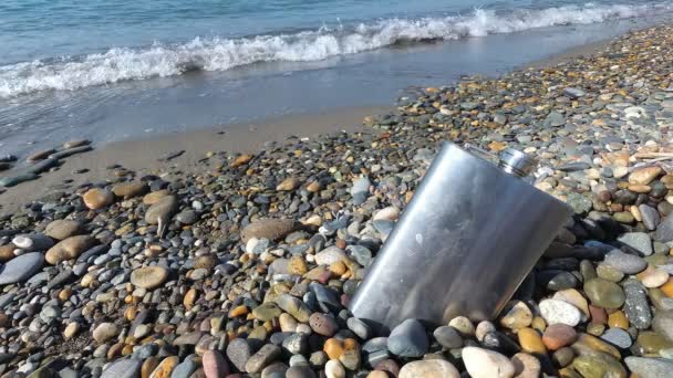 Hüftflasche Aus Metall Auf Kieselsteinen Strand Feier Des Männerurlaubs Auf — Stockvideo