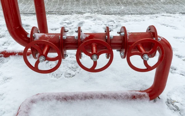 Grifo de agua roja en la calle en invierno en la nieve. Sistema de extinción de incendios de agua. Seguridad contra incendios . — Foto de Stock