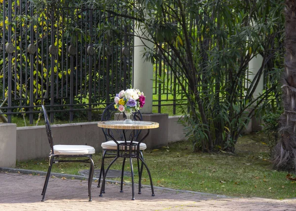 Tafel Stoel Midden Straat Houten Cafe Tafel Met Rode Bloemen — Stockfoto