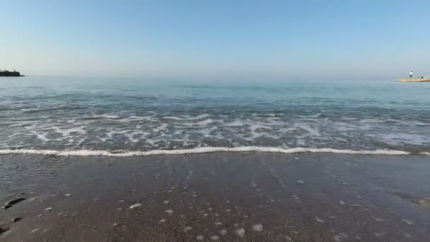 Sakin Deniz Çakıl Taşlı Sahilde Zayıf Dalgalar — Stok video
