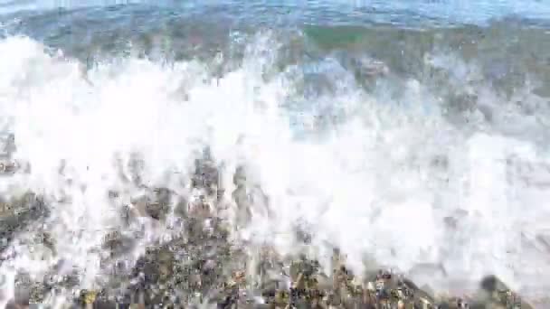 Mar Tranquilo Olas Débiles Una Playa Guijarros — Vídeo de stock