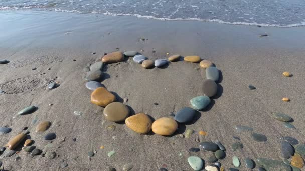 Een Hart Gemaakt Van Kleine Kiezelsteentjes Het Strand — Stockvideo