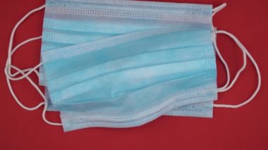 Tıbbi solunum bandajı yüz ve para. Koronavirüs salgınından dolayı maskelerin fiyatları yükseliyor. Grip ve diğer hastalıklara karşı korunmak için tıbbi maske. Cerrahi koruyucu maske. 