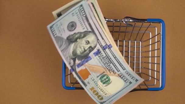 Geld Consumentenmand Dollars Vallen Supermarkt Mand Kopieer Ruimte Stijgende Prijzen — Stockvideo