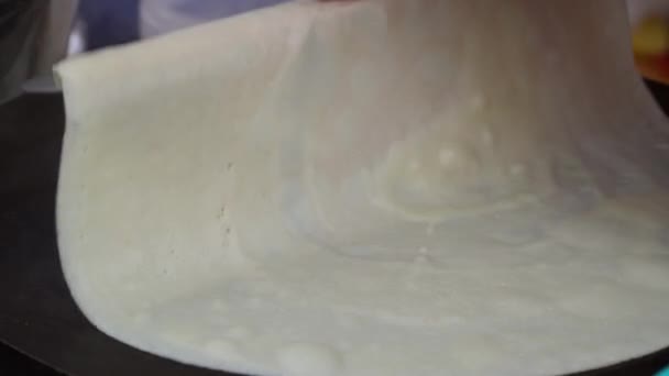 Rol Het Pannenkoekenbeslag Uit Pan — Stockvideo