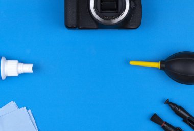 Fotoğraf ekipmanları ve optikler için temizlik malzemeleri. Kamera ve lens bakımı. Fotoğrafçı aksesuarları, profesyonel servis. düz yerleşim.