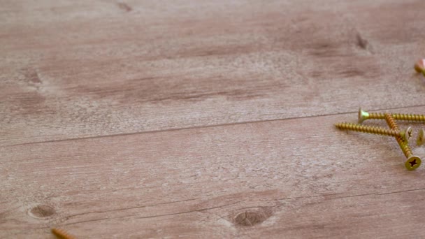 Veel Zelftappende Schroeven Gele Zelfborende Schroeven Vallen Een Houten Tafel — Stockvideo