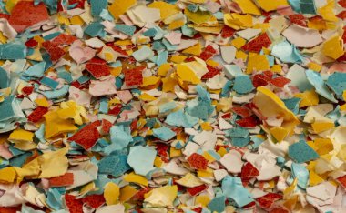 Çok renkli yumurta kabuğunun arka planı. Küçük parçalar. yaratıcı Paskalya arkaplanı