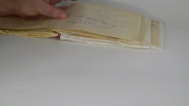 Mavi kurdele bir yumrukta sıkıştı. Prostat kanseri sorunlarıyla ilgili farkındalık kurdelesi. Erkekler Sağlık ve Dünya Kanser Günü Konsepti.