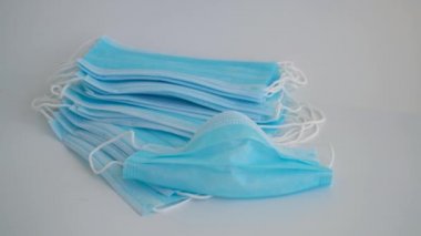 Koronavirüse karşı korunmak için antiviral tıbbi maske. Cerrahi koruyucu maske. Beyaz arka planda tıbbi solunum bandajı var. Virüs ve salgın COVID-19 'un yayılmasının önlenmesi.