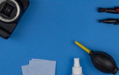 Fotoğraf ekipmanları ve optikler için temizlik malzemeleri. Kamera ve lens bakımı. Fotoğrafçı aksesuarları, profesyonel servis. düz yerleşim.