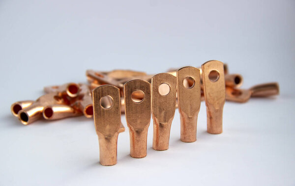 Медные электрические терминалы. подсказки для подключения кабелей и проводов. электрические аксессуары и запасные части. надежный контакт. энергетика и концепция электрической безопасности. копировальное пространство
.