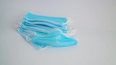 Koronavirüs salgını. Grip hastalıklarına karşı korunmak için antiviral tıbbi maske. Cerrahi maske. COVID orta doğu solunum sendromu koronavirüsü. Corona virüsü hastalığı 2019, COVID-19. Evde kal.