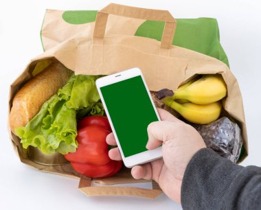 Telefonla ürün sipariş etmek. Karantina Coronavirus Covid-19 döneminde ürün satın alımı. Bir salgın sırasında hayati gıda teslimatı. kriz yiyecek tedariği.