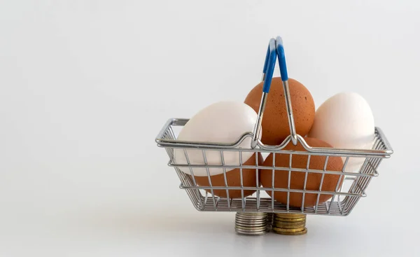 Csirke Tojás Bevásárlókosárban Termékek Árának Emelkedése Pénzügyi Válság Infláció Karantén — Stock Fotó