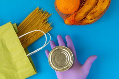 Covid-19 salgını sırasında hayati gıda teslimatı. Üst görünüm, boşluk kopyala.