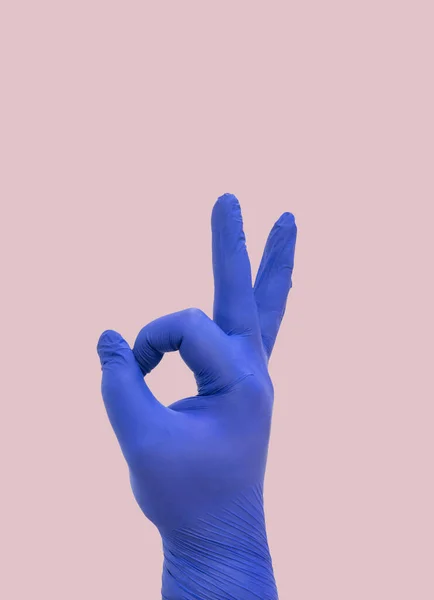 Ręka Rękawicą Medyczną Wykonując Gest Symbolizujący Zwycięstwo Nad Koronawirusem Covid — Zdjęcie stockowe