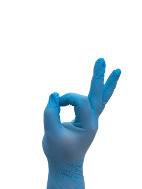 Tamam jestini yapan tıbbi eldivenli el COVID-19 'un galibiyetini simgeliyor. Karantinanın sonu, koronavirüs salgını. Virüsü yenmek, hastalıktan kurtulmak. Boşluğu kopyala