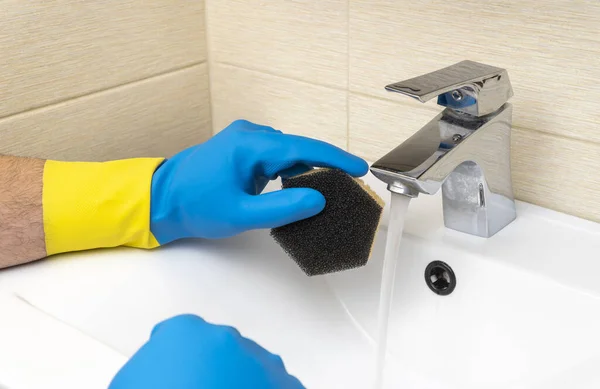 Sprzątam Łazienkę Ręka Gumowej Rękawicy Myje Umywalkę Detergentami Koncepcja Dobrej — Zdjęcie stockowe