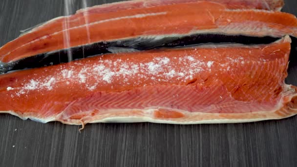 Соління Риби Посипати Сиру Свіжу Рибу Столовою Сіллю — стокове відео