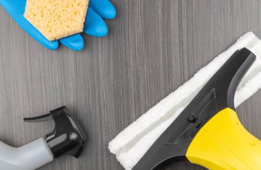 Temizlik ve dezenfekte aletleri ve ekipmanları. Temizlik ve hijyenik işlem kavramı. Üst görünüm, boşluk kopyala