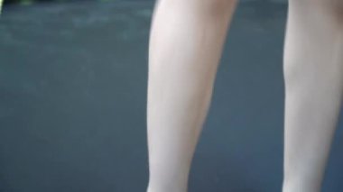  Trambolinde zıplar, bacakları hareket eder.