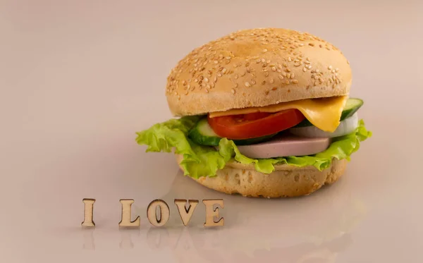 Robię Kanapki Śniadanie Pyszny Hamburger Szklanej Powierzchni Odbiciem Koncepcja Gotowania — Zdjęcie stockowe