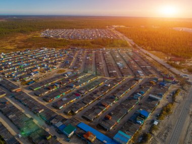 Özel garajların hava görüntüsü. Gün batımında ormanın kenarında.