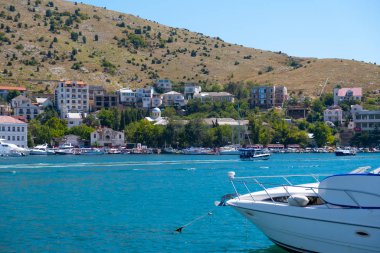 Kar maskesi, Kırım. Ağustos 2019. Karadeniz kıyısı ve Balaklava Körfezi 'nin cazibesi.