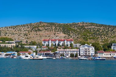 Kar maskesi, Kırım. Ağustos 2019. Karadeniz kıyısı ve Balaklava Körfezi 'nin cazibesi.