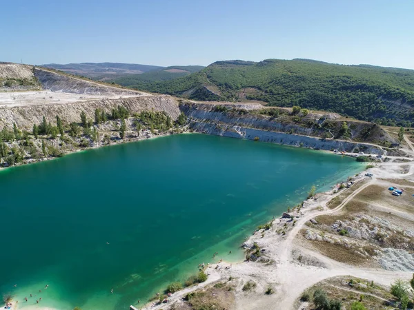 Lago Mármara, Crimea. La orilla rocosa de un embalse artificial Imagen De Stock