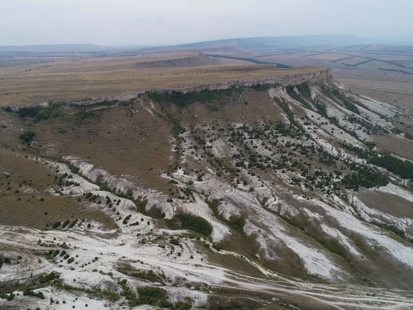 Beyaz kaya. Kırım. Yüksek beyaz kaya ve çevresi. Dağın genel manzarası.