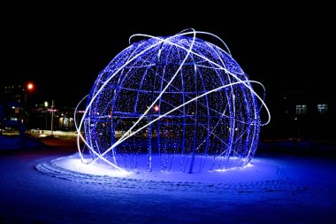 Noyabrsk. Yamal. Ocak 2020. Sokak lambası. Şehrin gece aydınlanması ve dekorasyonu.