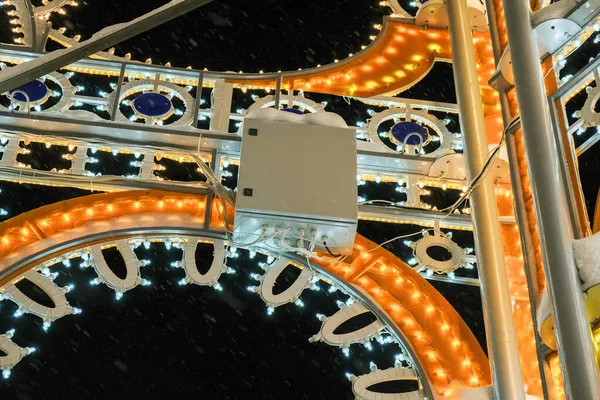 Noyabrsk. Yamal. Ocak 2020. Sokak lambası. Şehrin gece aydınlanması ve dekorasyonu.