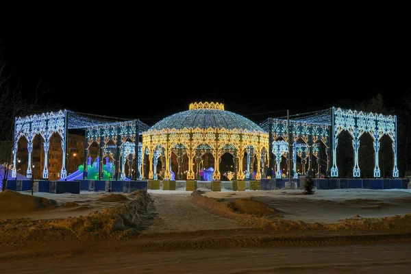 Noyabrsk. Yamal. Ocak 2020. Sokak lambası. Şehrin gece aydınlanması ve dekorasyonu.