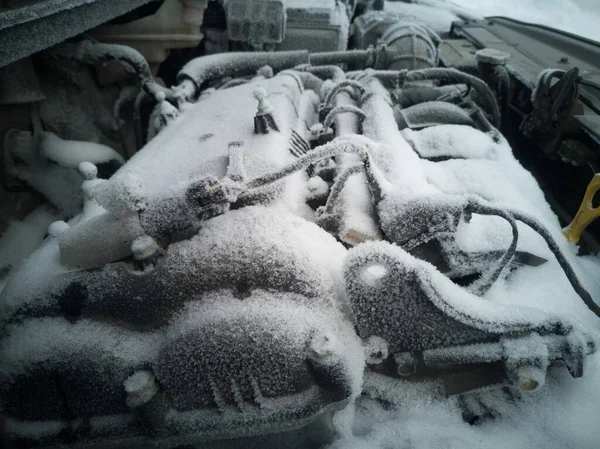 Detailní Záběr Motoru Motorový Prostor Dlouhém Pobytu Pokryt Sněhem Ledem — Stock fotografie