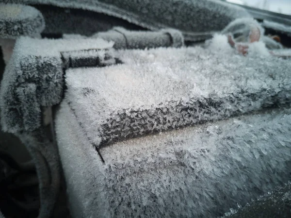 Fecho Bateria Carro Compartimento Motor Coberto Com Neve Gelo Após — Fotografia de Stock