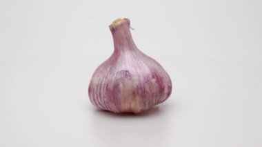Baş sarımsak 360 rotasyonu. Beyaz bir arkaplanda çekilmiş..