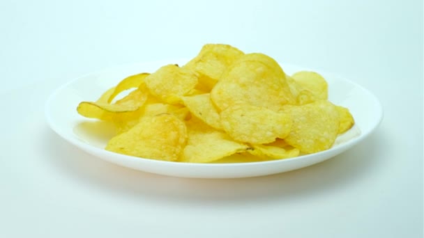 Krokante Chips Een Wit Bord 360 Rotatie — Stockvideo